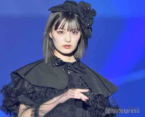 鶴嶋乃愛、美脚魅せの網タイツ姿 ゴシックコーデ着こなす<TGC しずおか 2024>