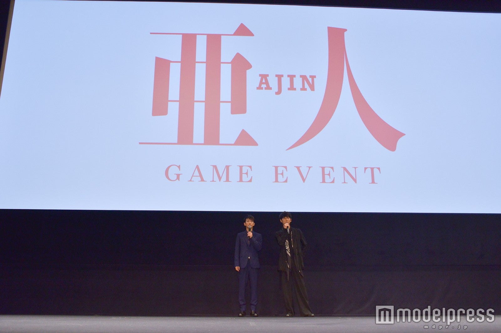 下がってみる2人（C）モデルプレス