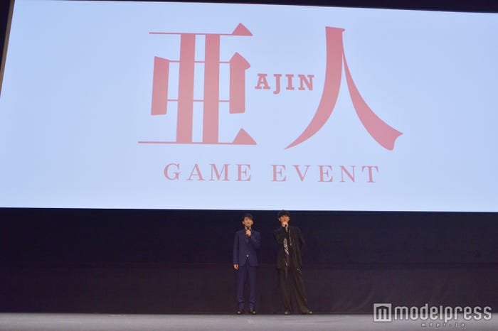 下がってみる2人(C)モデルプレス