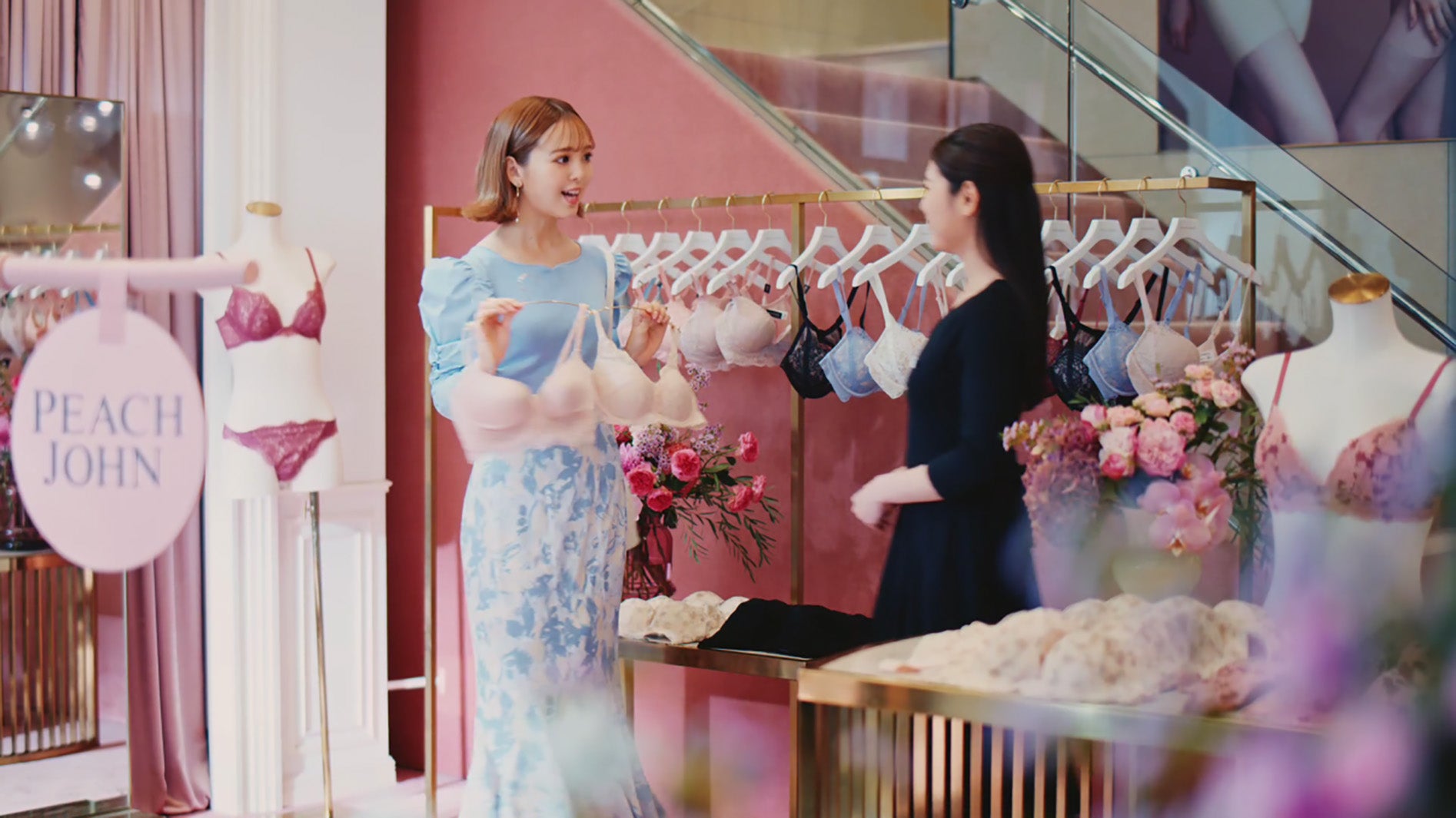 藤田ニコル／TVCM「ま～るく盛れる着やせブラ 欲張りにこるん篇」より（提供写真）