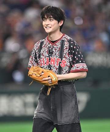 人気俳優・高橋文哉がお見事ノーバン投球「とんでもなく緊張しました」「まさか東京ドームで投げさせていただくことがあるなんて」