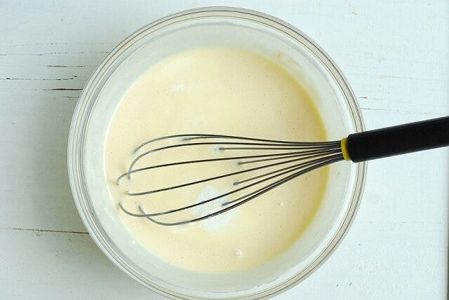 生クリーム、牛乳、レモン汁の順に加えその都度泡立て器でよく混ぜる。
