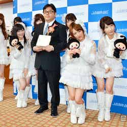 2013年「JASRAC賞」授賞式に出席したAKB48、秋元康氏（中央）
