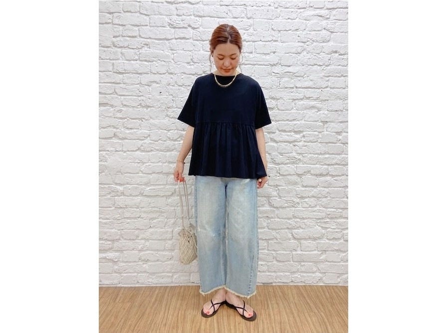 この春夏、旬の薄いブルーのデニムが黒Tシャツを今年らしく見せてくれます 出典:WEAR