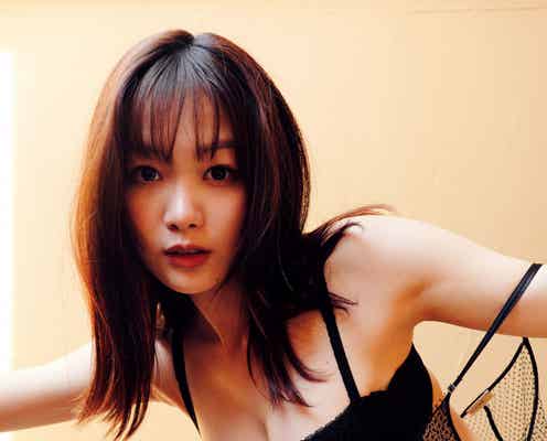 吉澤遥奈、こぼれ落ちる豊満バスト セクシー肌魅せショットで色気放出