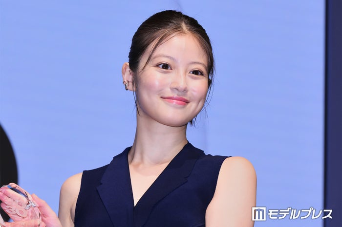 今田美桜、 胸元ざっくりコーデで登場 目標明かす「後悔しない20代を終えられたら」【Forbes JAPAN 30 UNDER 30 2024】