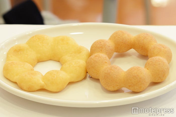 左が新ポン・デ・リングの生地で、右が従来のポン・デ・リングの生地(C)モデルプレス