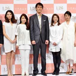 (左から)行定勲監督、野波麻帆、風吹ジュン、阿部寛、小泉今日子、忽那汐里、原作者・井上荒野