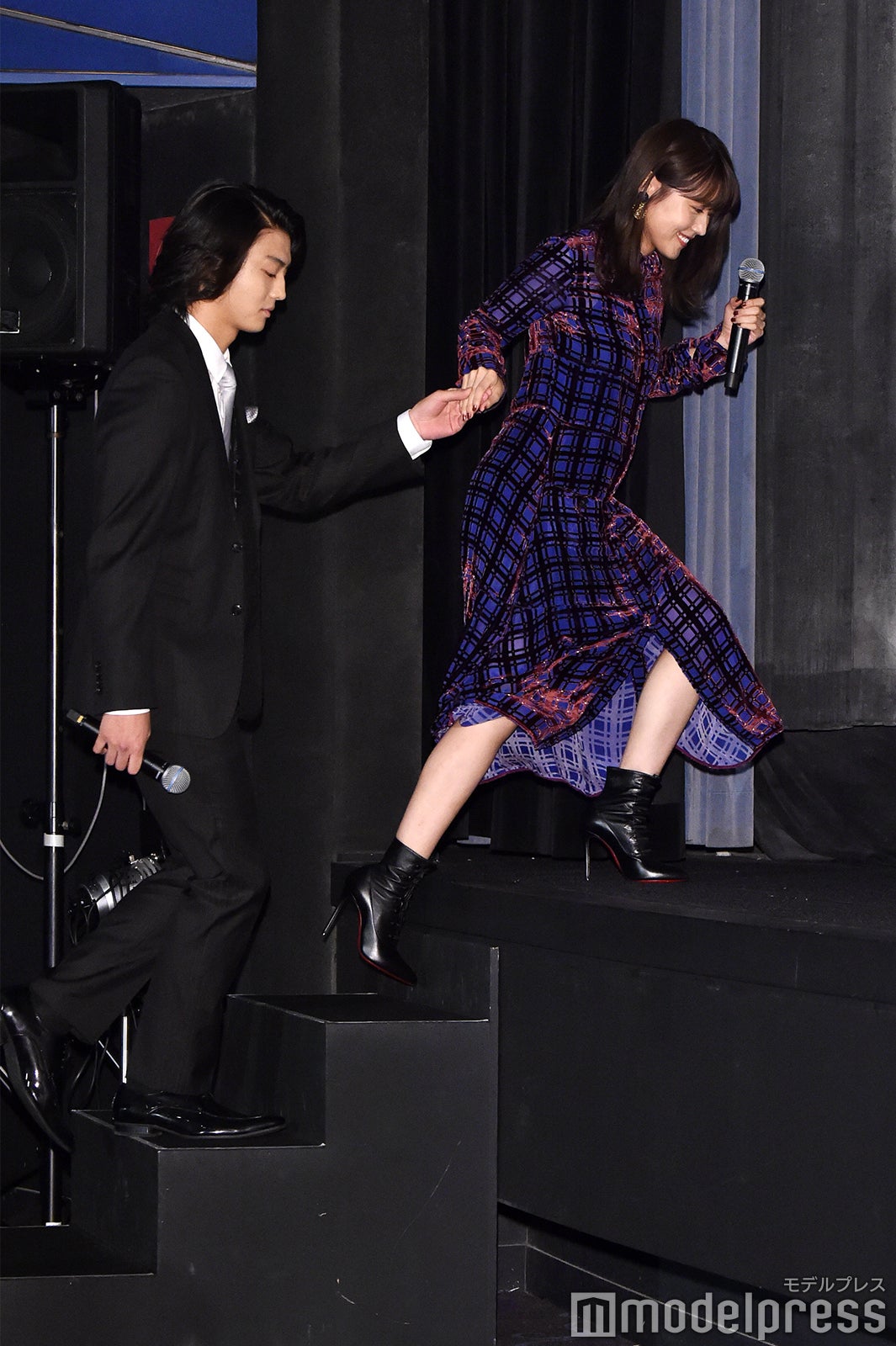 伊藤健太郎、有村架純をエスコート （C）モデルプレス