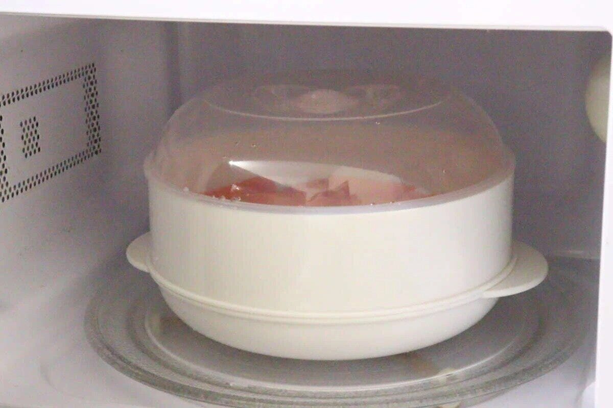 電子レンジの中に白色の1段電子レンジ蒸し器が置かれている様子