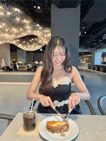 40歳"美しすぎる気象予報士"、色気ただよう黒キャミ姿で朝活「大人カワイイですね」
