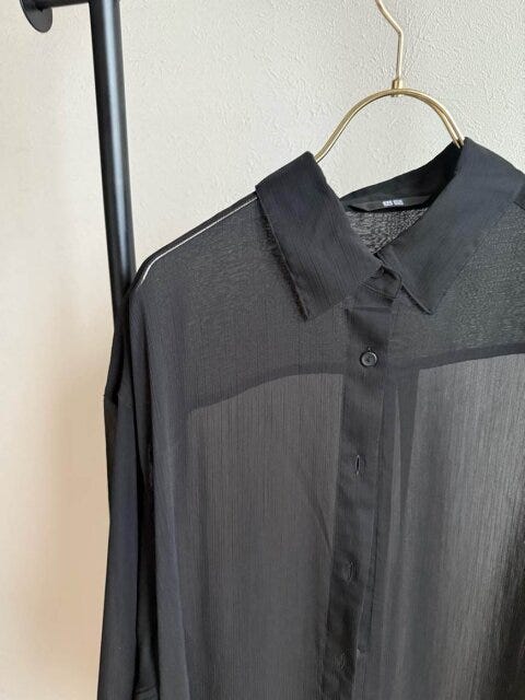 ユニクロ　シアーシャツ　BLACK　ハンガーにかかっている