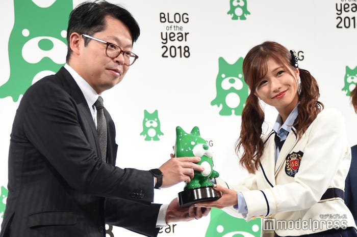 トロフィーを受け取った谷川愛梨 (C)モデルプレス