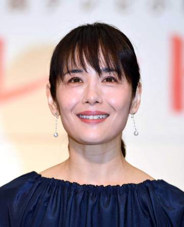 えっ57歳？！美人女優のほぼすっぴん＆丸メガネのオフ姿、透明感がスゴっ「いつまでも可愛い」「変わらずお綺麗」驚きの声