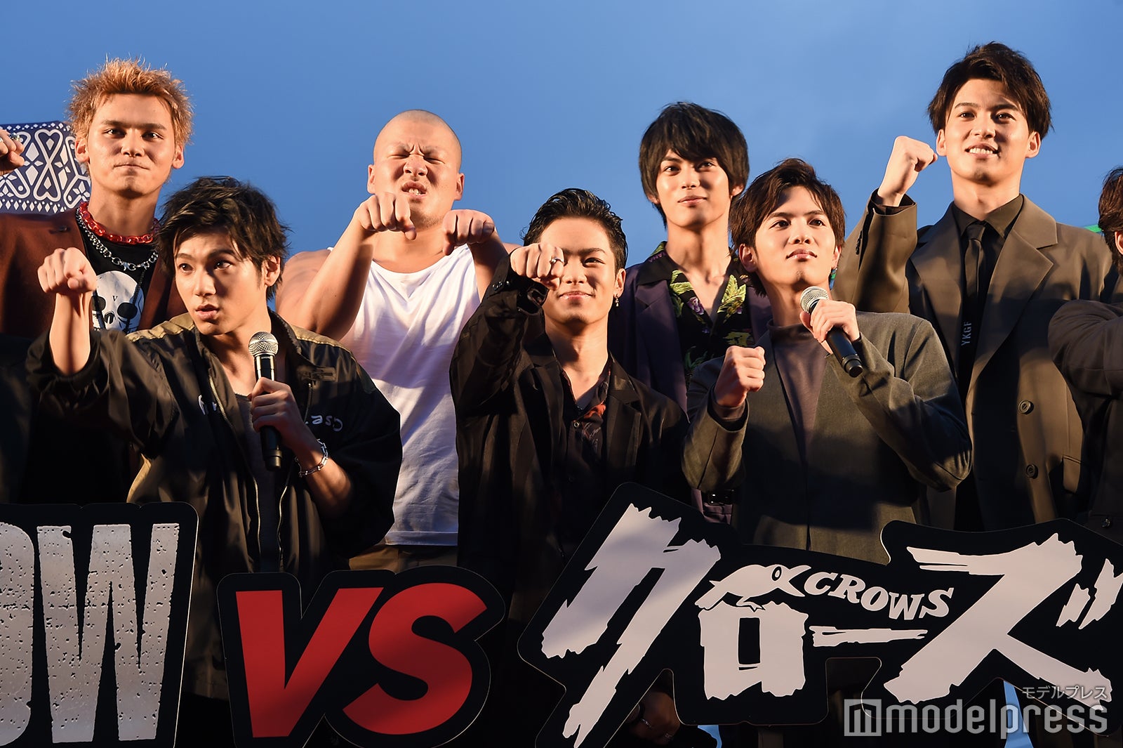 山田裕貴（前列左）、猫パンチ？（C）モデルプレス