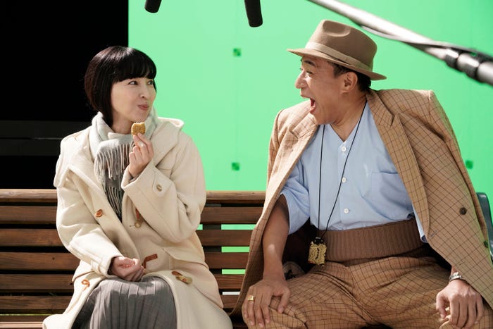 麻生久美子、塙宣之/新TVCM「スパイシーチキンマックナゲット黒胡椒ガーリック『大人はつらいよ登場』篇」メイキングより(提供写真)