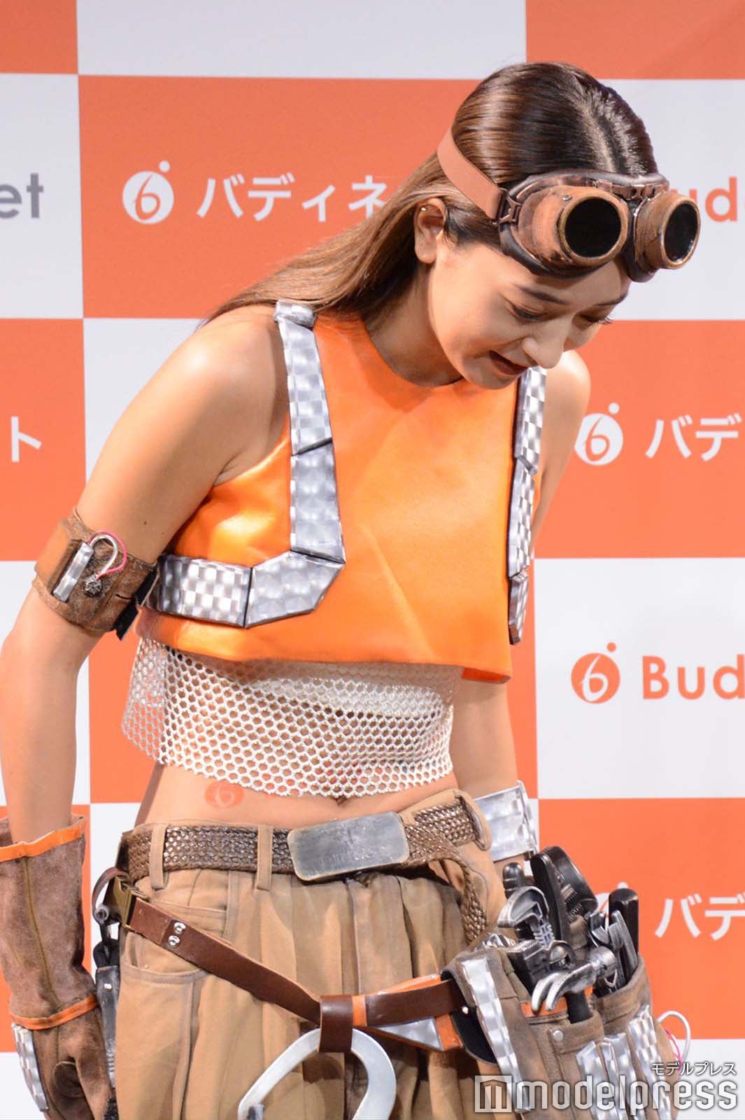 美腹筋を披露したみちょぱ（C）モデルプレス