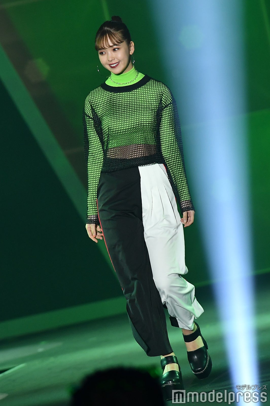 藤田ニコル、ウエストチラリ 笑顔＆ファンサービスたっぷりランウェイで沸かす＜超十代＞