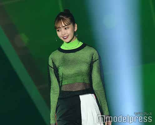 藤田ニコル、ウエストチラリ 笑顔&ファンサービスたっぷりランウェイで沸かす<超十代>
