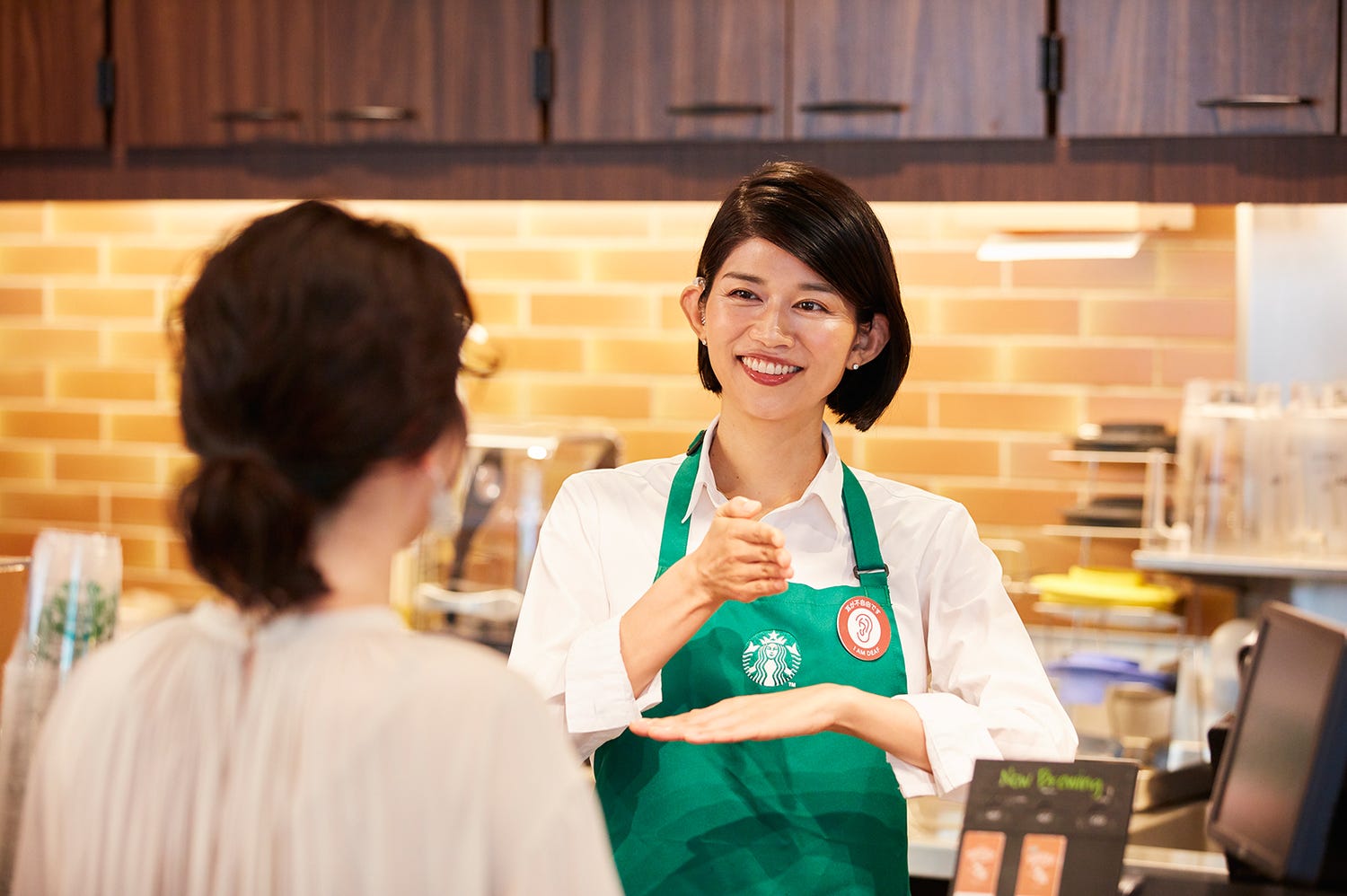 スタバ、手話が共通言語となる“サイニングストア”をオープン 世界では5店舗目