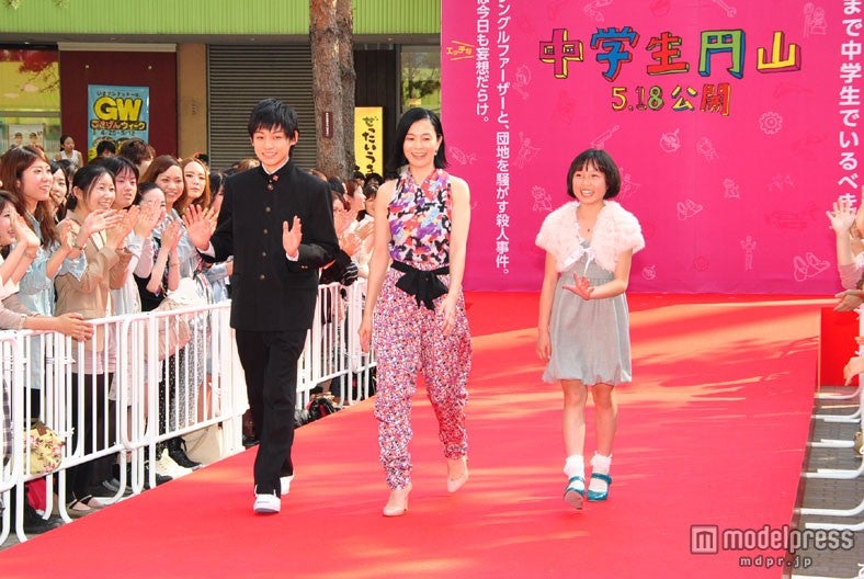 （左から）平岡拓真、坂井真紀、鍋本凪々美