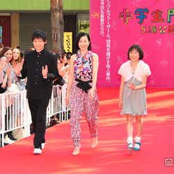 (左から)平岡拓真、坂井真紀、鍋本凪々美