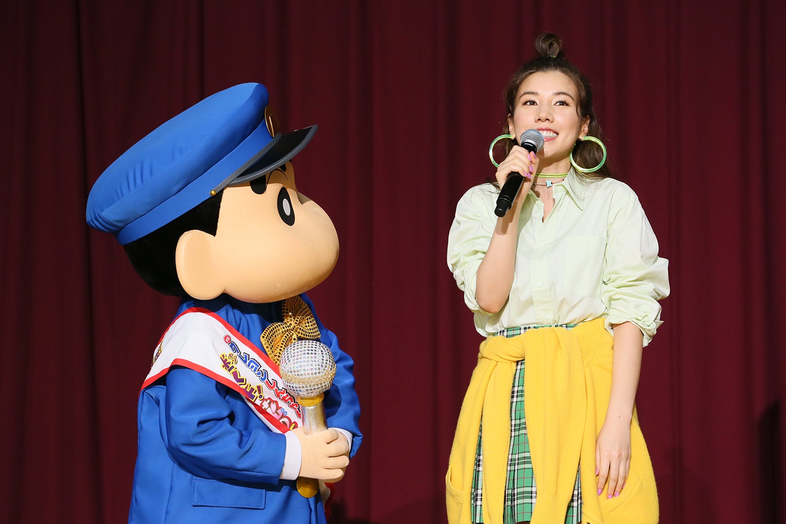 しんちゃん、仲里依紗（C）臼井儀人／双葉社・シンエイ・テレビ朝日・ADK 2021