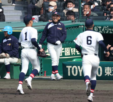 長崎西が走者に伝令 1点を追う七回に SNS「走塁の伝令とか初めてみた」「二塁ランナーに伝令が行くなんて珍しい」