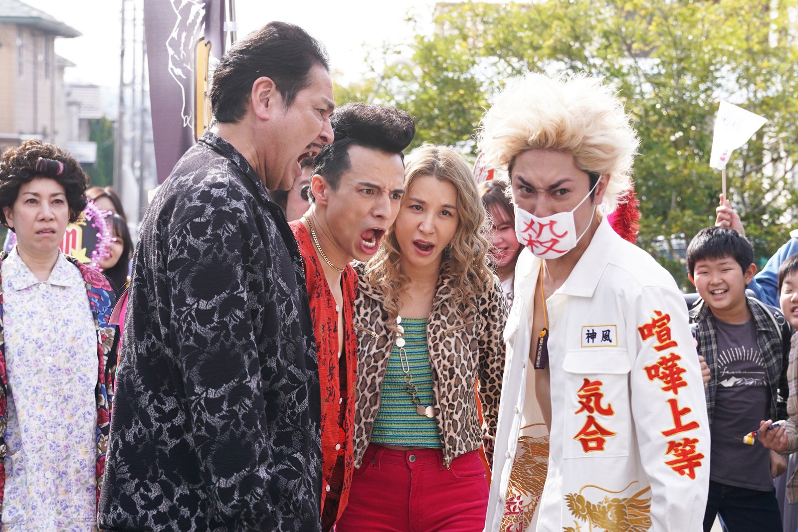 （左から）宇梶剛士、満島真之介、鈴木紗理奈、間宮祥太朗／「ナンバMG5」第1話より（C）フジテレビ