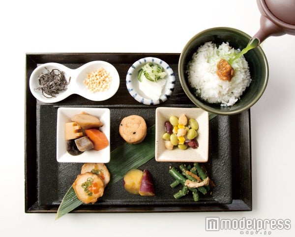 「おばんざい六種とお茶漬け御膳（京都森半抹茶　玄米茶）」￥900（税抜）／画像提供：クリエイト・レストランツ