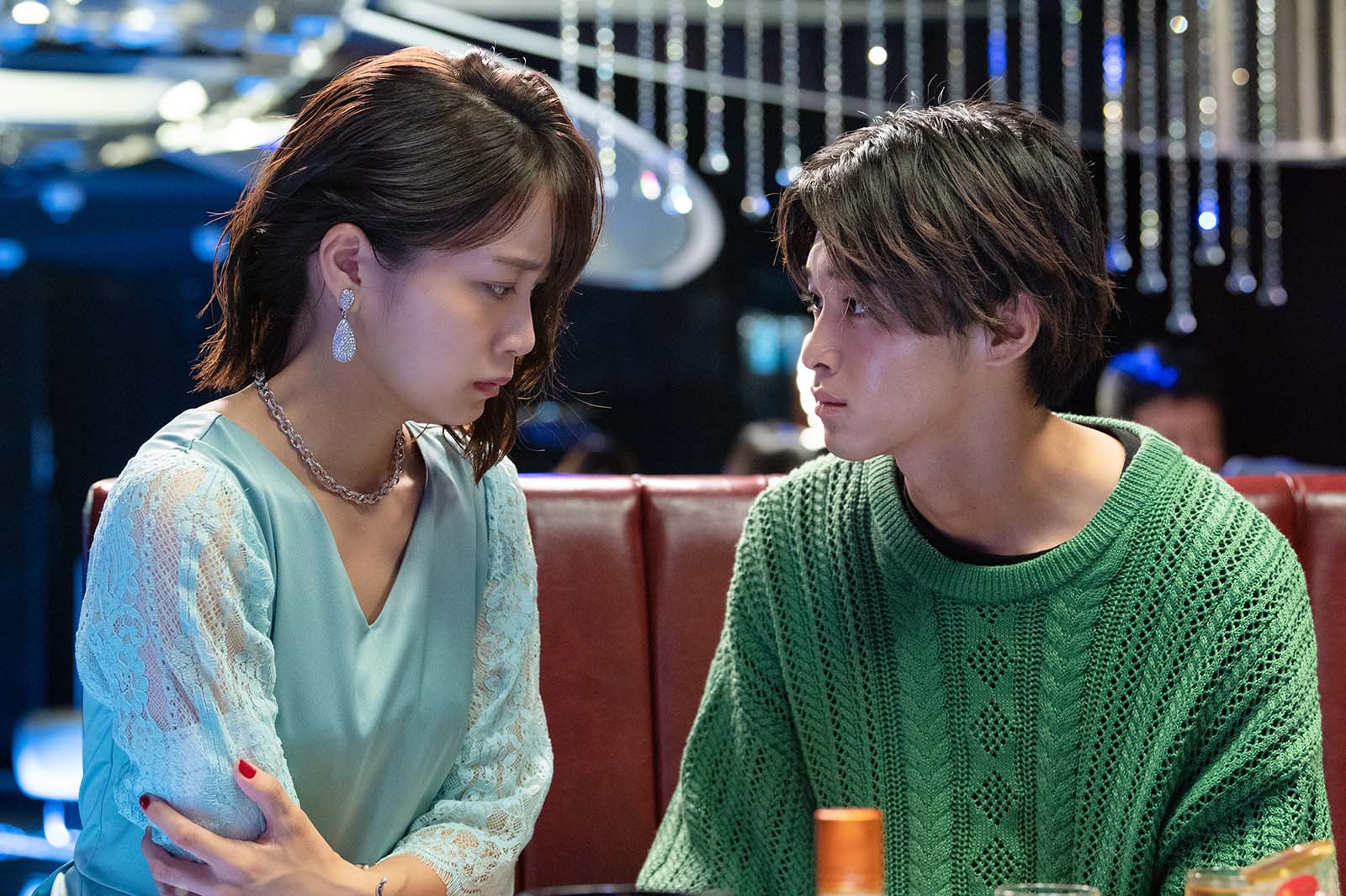 深川麻衣、松本怜生「サワコ～それは、果てなき復讐」第6話より（C）BS-TBS