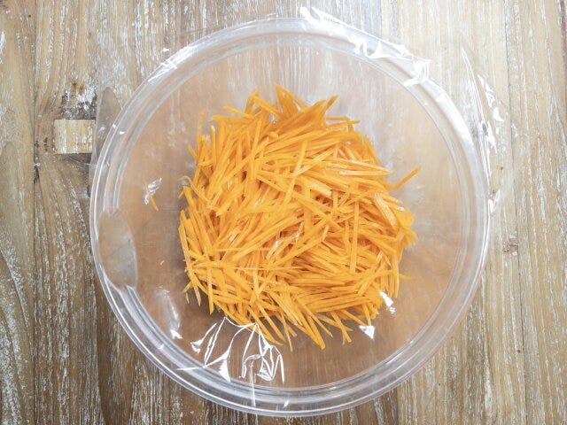 にんじんを千切りにして耐熱性のボウルに入れ、胡麻油をまぶしてふんわりラップをかけ、600wのレンジで2分加熱します。 にんじんを千切りにして耐熱性のボウルに入れ、胡麻油をまぶしてふんわりラップをかけ、600wのレンジで2分加熱します。