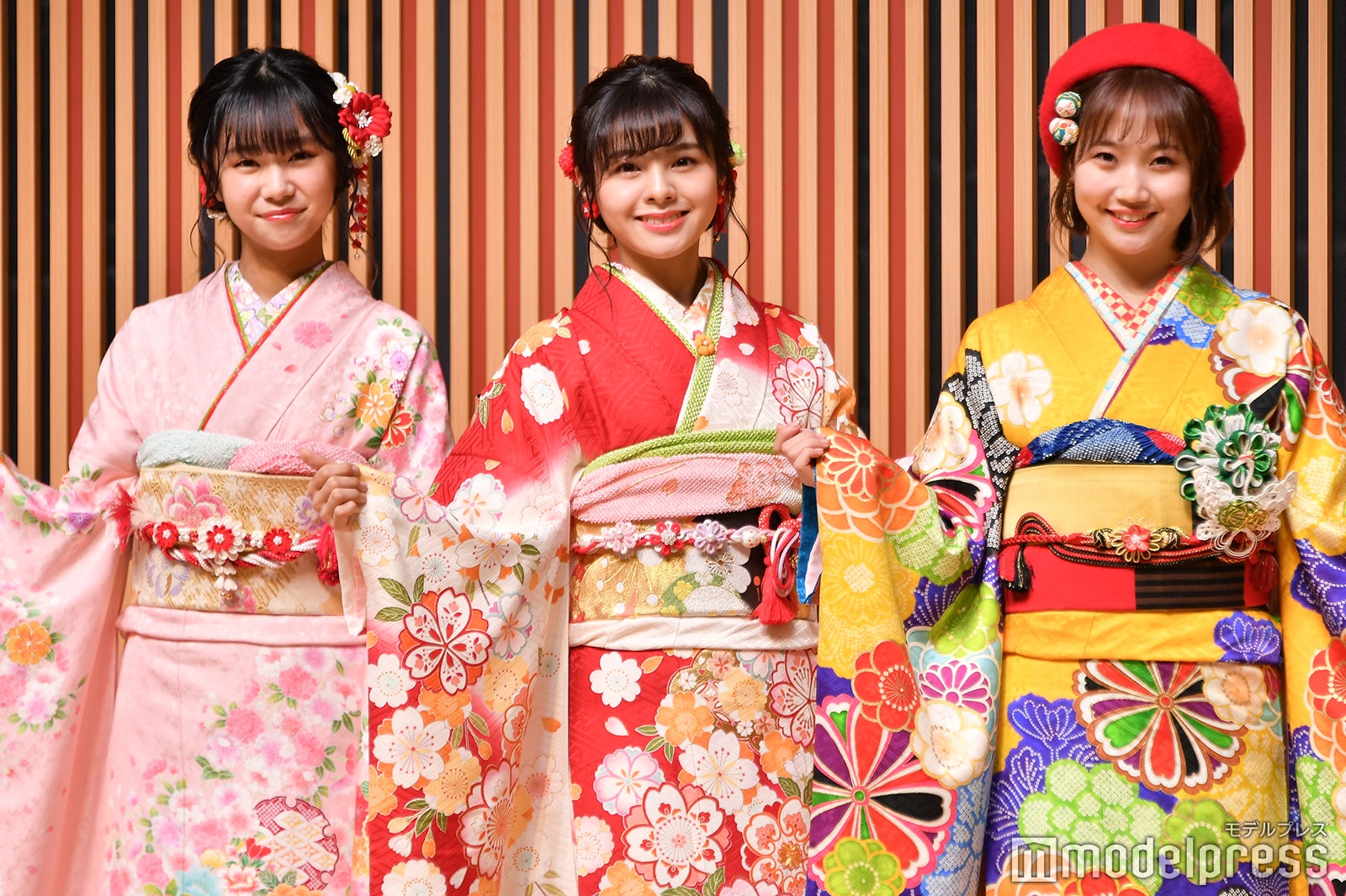 （左から）真下華穂、本間日陽、山田野絵（C）モデルプレス