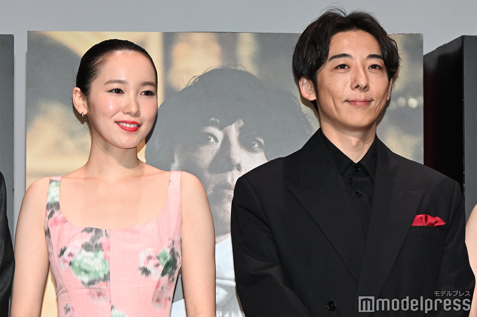 飯豊まりえ、高橋一生（C）モデルプレス