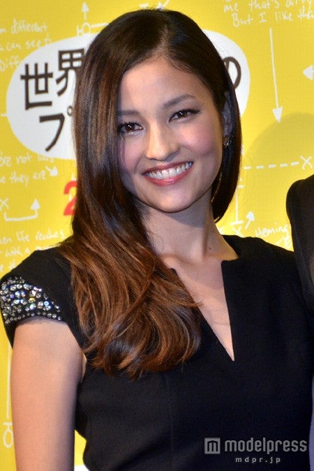 黒木メイサ、ミニドレスで美脚披露　出産後初公の場で「最もセクシーな男」と共演　