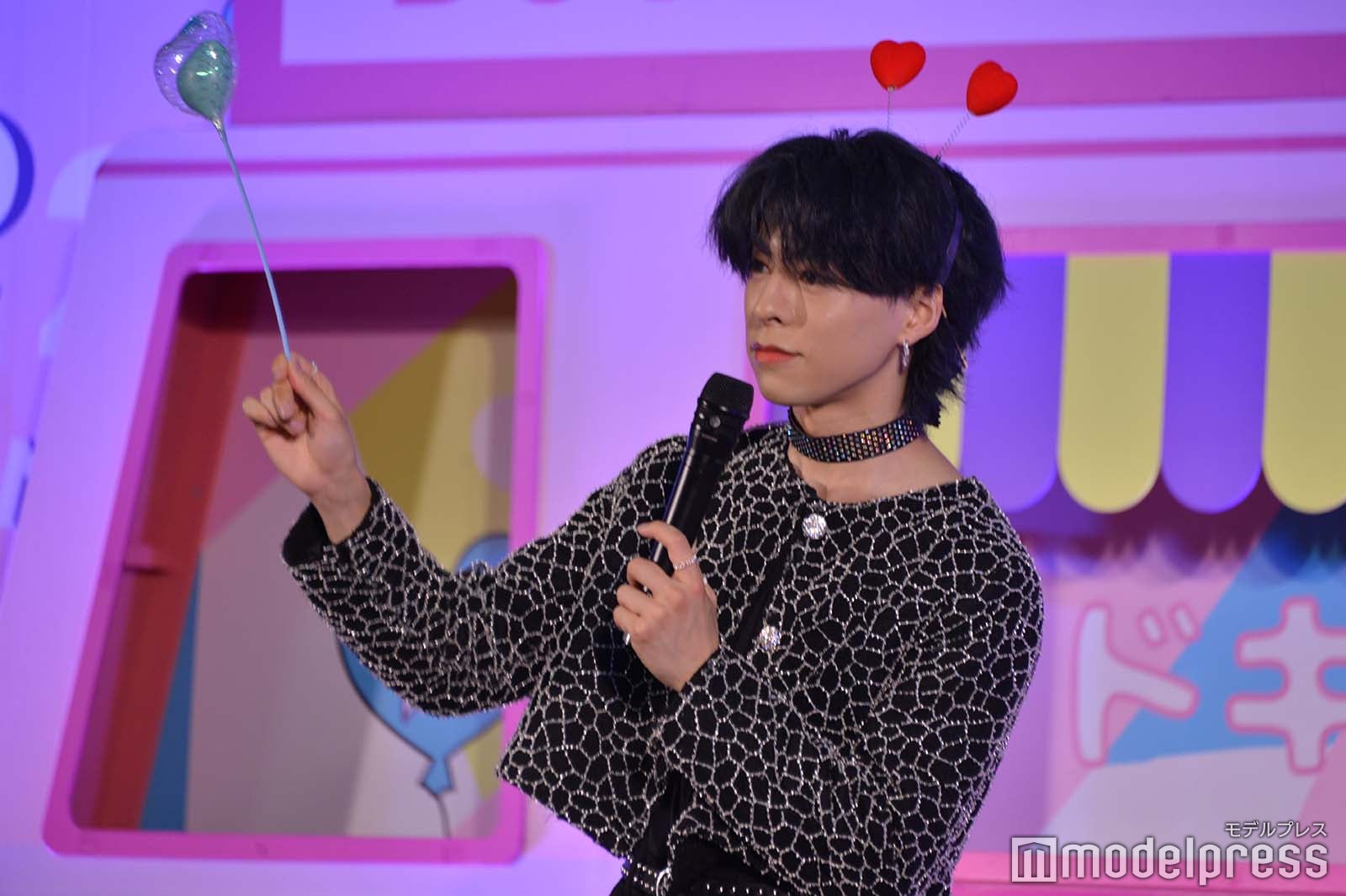 被り物をする佐野文哉 （C）モデルプレス