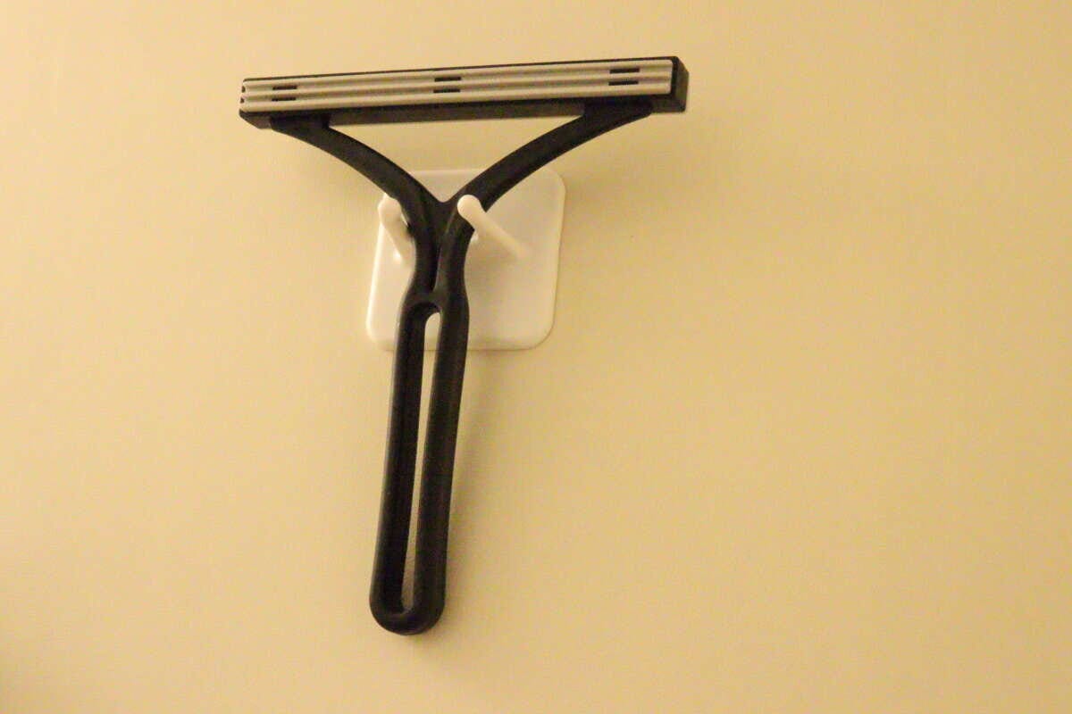 ダイソーのマグネットシェーバーホルダー（浴室用）に掃除グッズを収納する