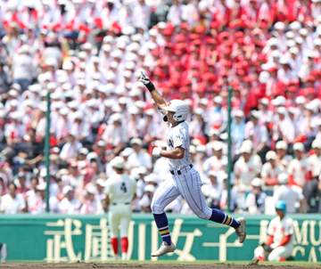 健大高崎 主将・石田が衝撃の逆転2ラン！甲子園が騒然 次打者の打席になってもどよめき収まらず