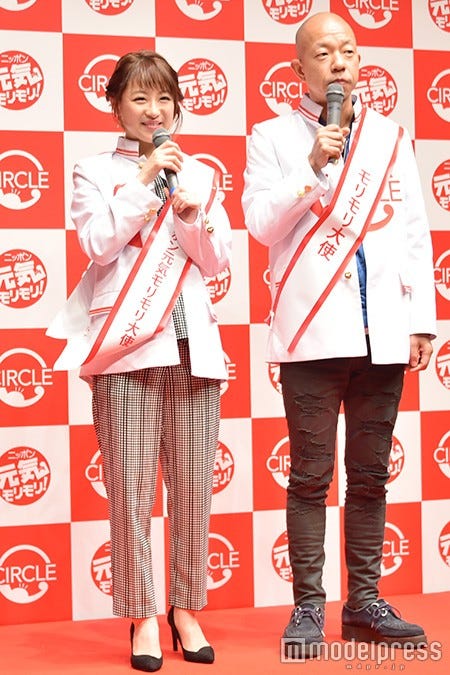 鈴木奈々、小峠英二(C)モデルプレス