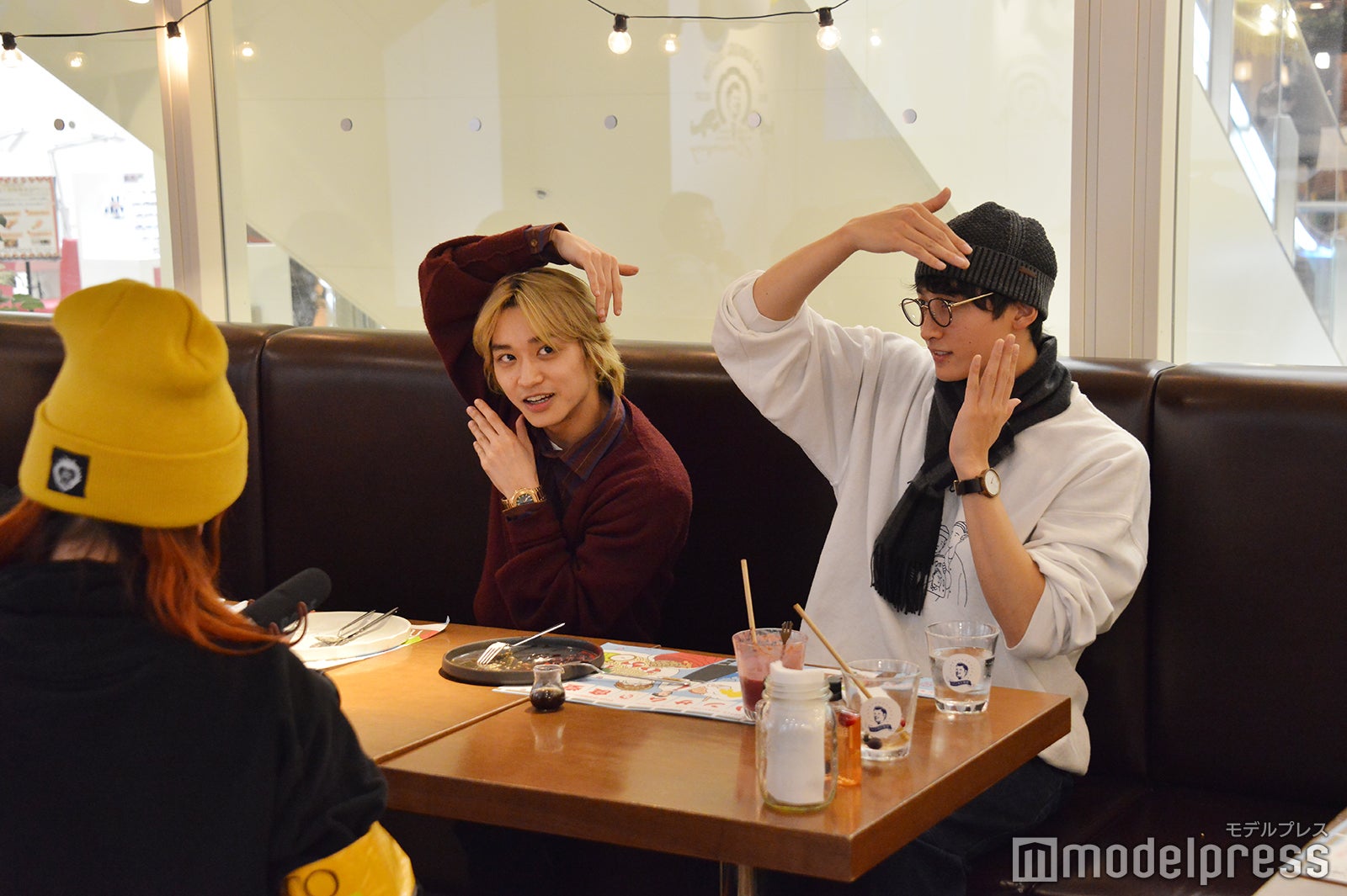 BGMで踊り出さずにはいられない松岡広大、小関裕太（C）モデルプレス