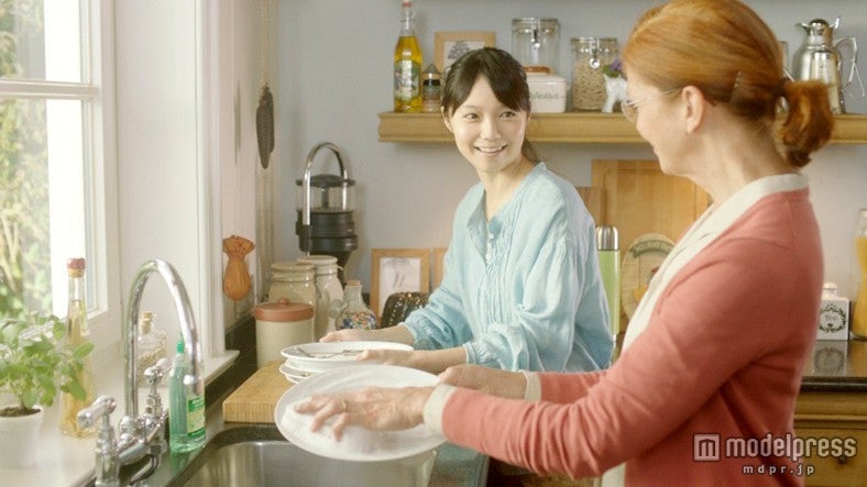 宮崎あおい（左）／キッチン用洗剤「Frosch」新CMより