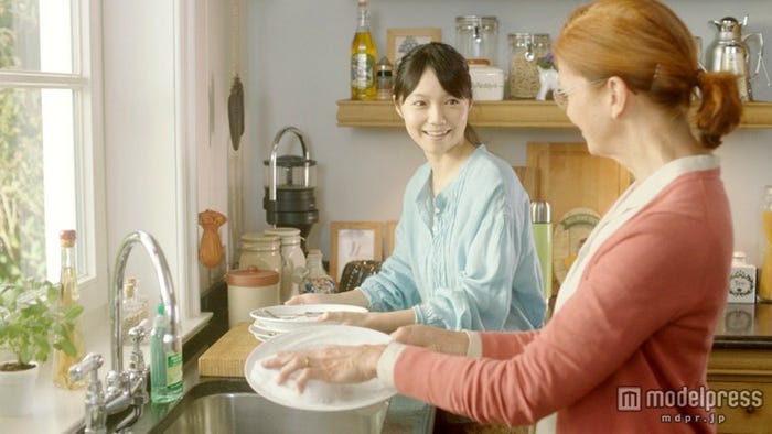 宮崎あおい(左)/キッチン用洗剤「Frosch」新CMより