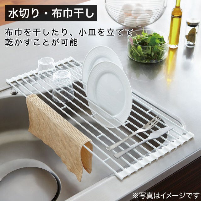 シンプルで機能的なキッチン用品 ニトリの折り畳み水切りラックに布巾干したり調理台の延長として作業スペースにもなる