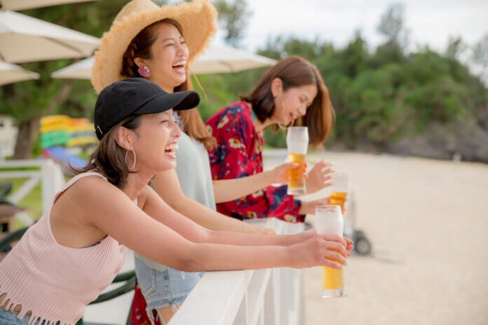 常に集団行動の女性