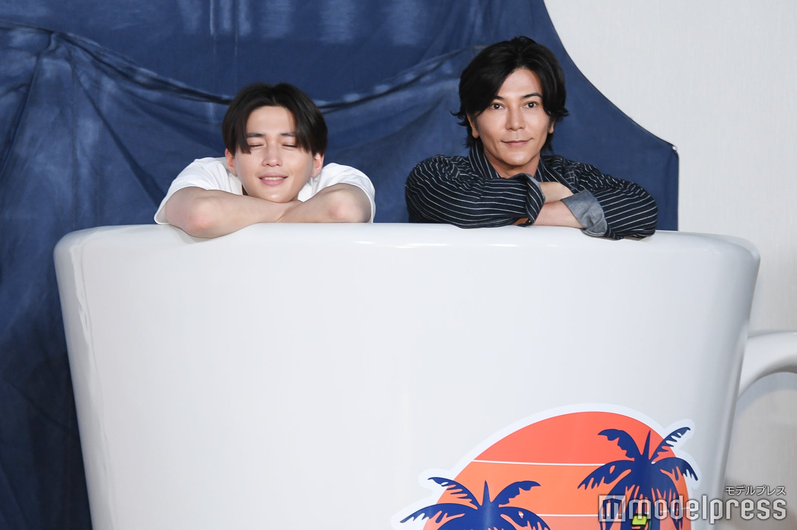 “入浴中”風ポーズの八木勇征＆武田真治（C）モデルプレス