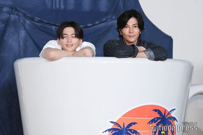 “入浴中”風ポーズの八木勇征&武田真治(C)モデルプレス