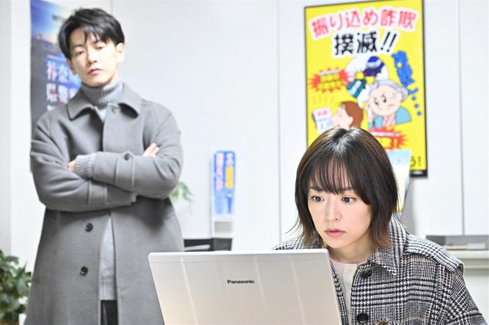佐藤健、井上真央/ 「100万回 言えばよかった」第3話より(C)TBS