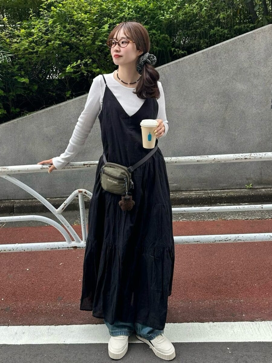 2026春大人女性おすすめ黒キャミワンピデニムレイヤードコーデ