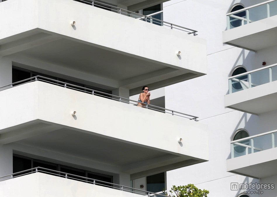 マイアミのホテルのバルコニーで発見されたケイティ。FameFlynet Pictures / Zeta Image