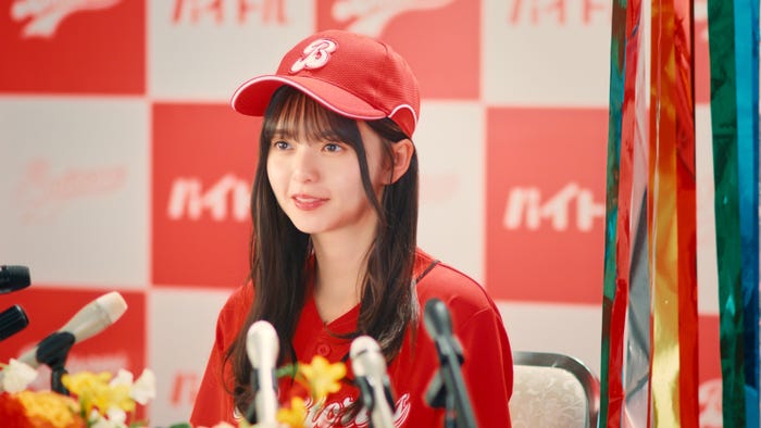 齋藤飛鳥/新TVCM「年俸アップ会見?」篇より(提供写真)